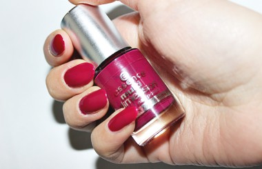 essence Hot Stuff : pretty purple nails [NOTD]