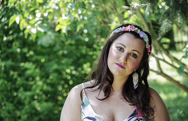Der Frühling kommt : Blumen Maxi Kleid mit silbernen Pumps