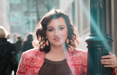Roter Blazer und braunes Kleid. Ein Alltagsoutfit?