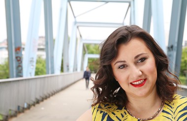 Gelbes Kleid mit Palmen Muster, Sommer pur