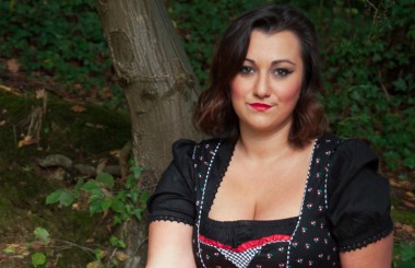 Party Dirndl Look #Inbetweenie: Ein Tanz in die Nacht!