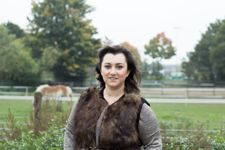 Fake Fur Weste goldenes glitzer Oberteil Outfit inbetweenie