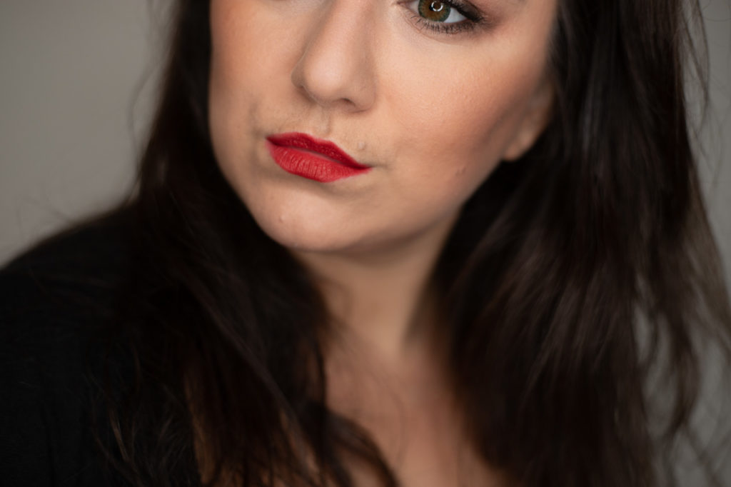 Schöne Frau mit tollen Make Up und roten Lippen.
