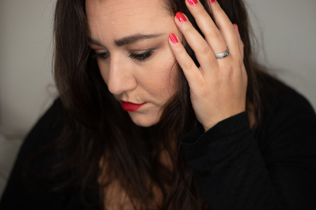 Schöne Frau mit tollen Make Up und roten Lippen. Schöner Ring im Mittelpunkt.