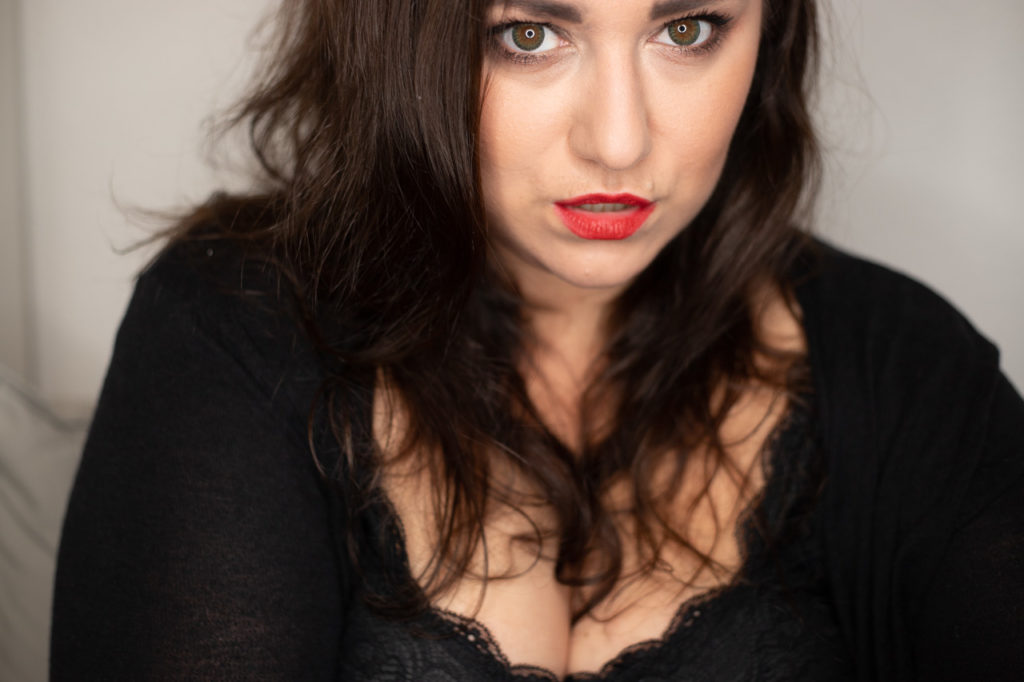 Schöne Frau mit tollen Make Up und roten Lippen.
