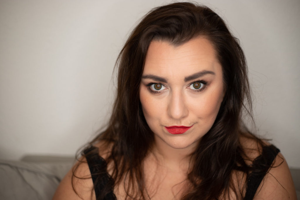 Schöne Frau mit tollen Make Up und roten Lippen.
