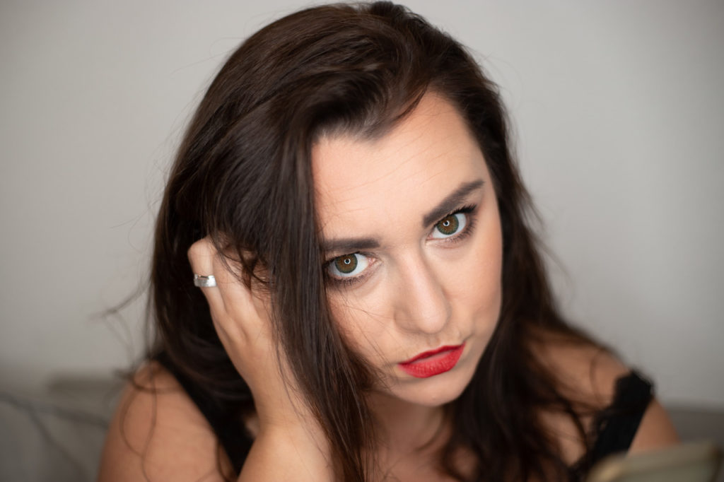 Schöne Frau mit tollen Make Up und roten Lippen. Schöner Ring im Mittelpunkt.